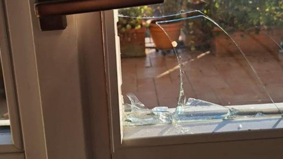 La finestra infranta dal ladro
