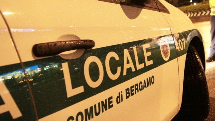 lite e fuga in via novelli a bergamo arrestato un 32enne per spaccio 200 il terzo in una settimana