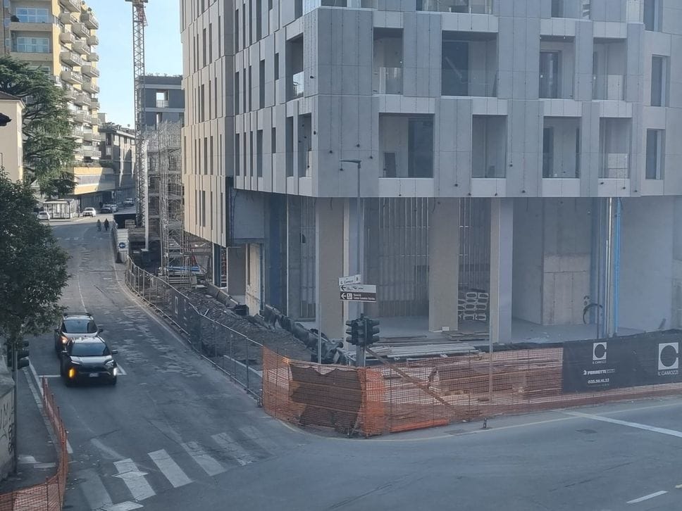 Il cantiere nell’area dell’ex Italcementi a Bergamo tra via Camozzi e via Madonna della Neve