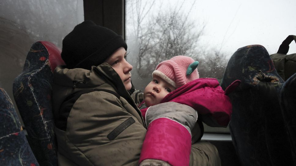 Un 14enne e la sorella di 9 mesi evacuati da un villaggio ucraino nella zona di Zaporizhzhia