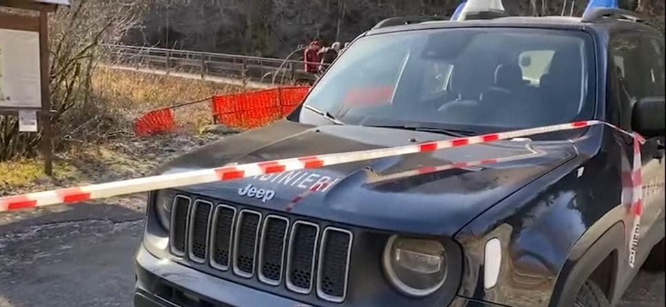 Il luogo del ritrovamento del cadavere a Taleggio. Per le indagini di carabinieri