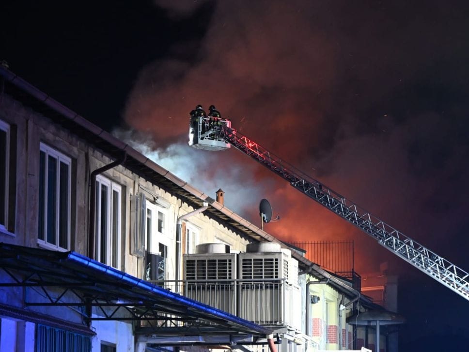 Le complesse operazioni dei vigili del fuoco