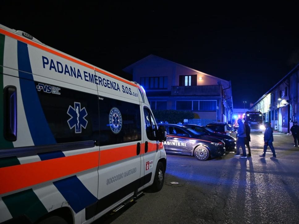 Mezzi di soccorso e carabinieri sul luogo dell’incendio