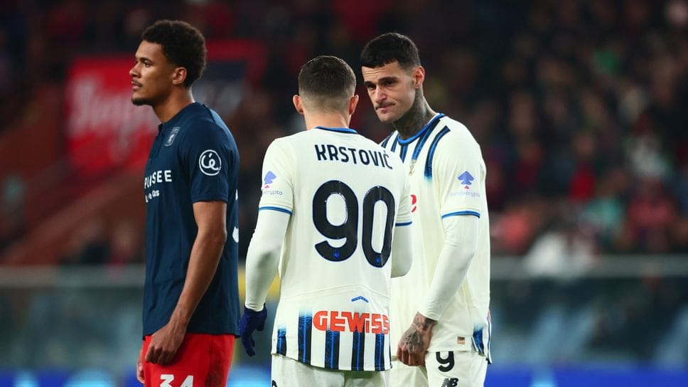 Gianluca Scamacca e Nikola Krstovic (di spalle) contro il Genoa: il n.9 sembra recuperato ma con il Torino dovrebbe partire titolare il montenegrino