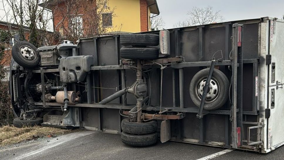 Il camion ribaltato nell’incidente con un’auto in via Calvenzano a Treviglio nella mattinata di venerdì 9 gennaio. Due feriti in codice giallo.