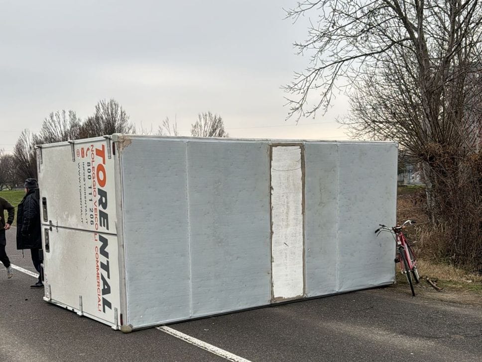 I due mezzi coinvolti a Treviglio in un incidente in via Calvenzano