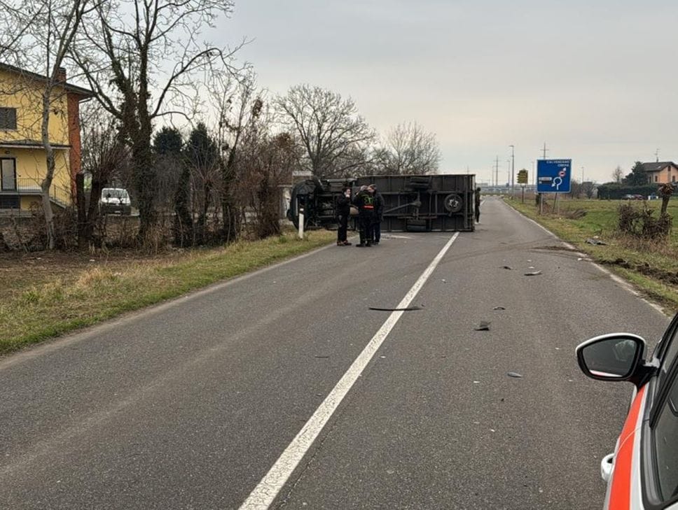 I due mezzi coinvolti a Treviglio in un incidente in via Calvenzano