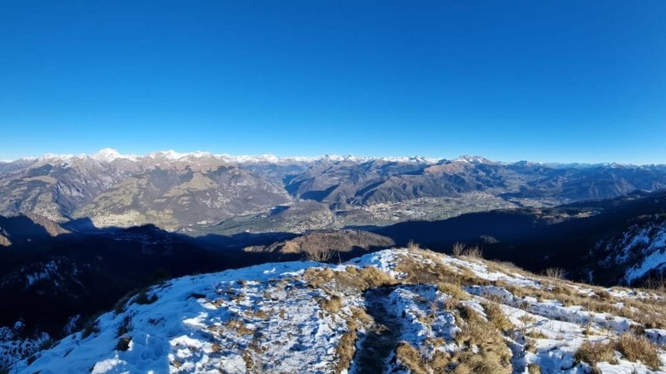Il panorama delle Orobie dal pizzo Formico, al centro la conca della Presolana