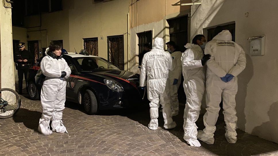 La scientifica nella serata dell’8 gennaio all’abitazione di Verdellino. A sinistra, la pm Maria Esposito