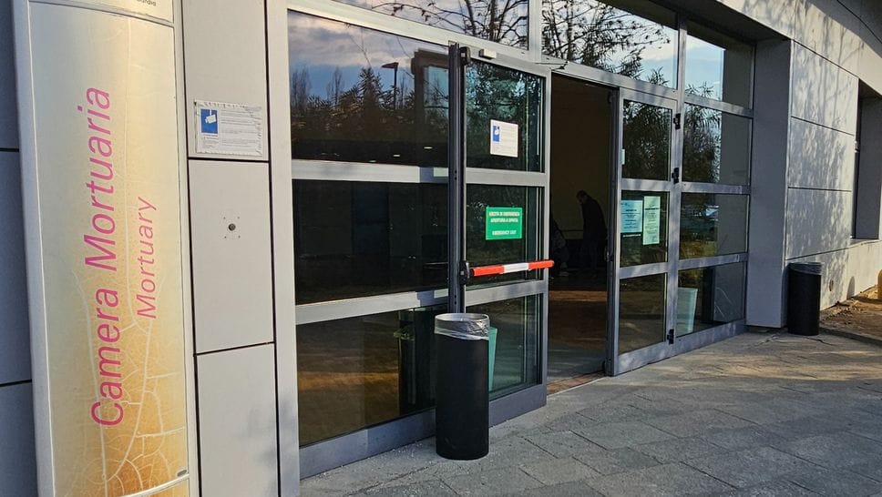 L’ingresso della camera mortuaria dell’ospedale Papa Giovanni XXIII di Bergamo