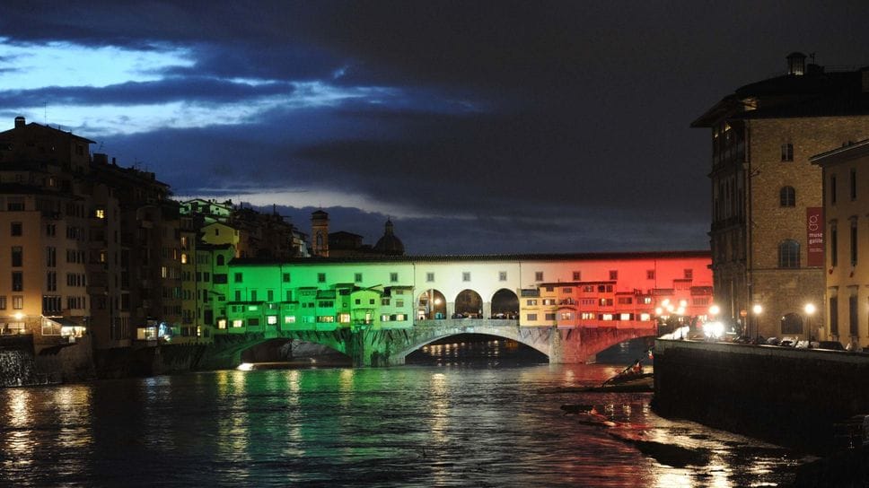 Il Ponte Vecchio di Firenze tricolore per la Festa dei 150 anni dell’Unità d’Italia, nel 2011