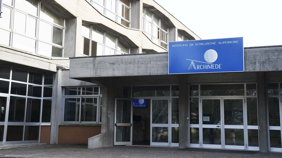 L’istituto «Archimede» di Treviglio. Problemi con il riscaldamento anche a Levate e Fontanella