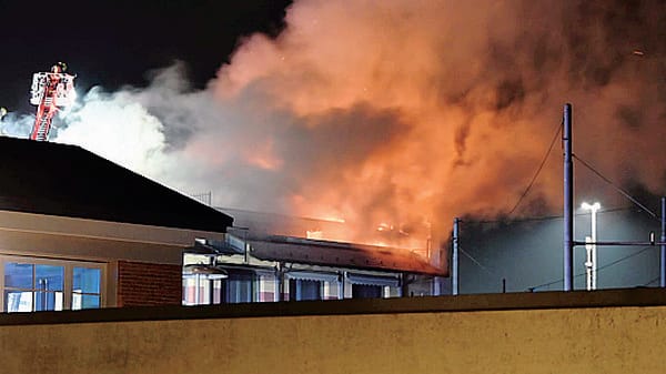Vigili del fuoco in azione per spegnere le fiamme