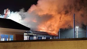 Vigili del fuoco in azione per spegnere le fiamme