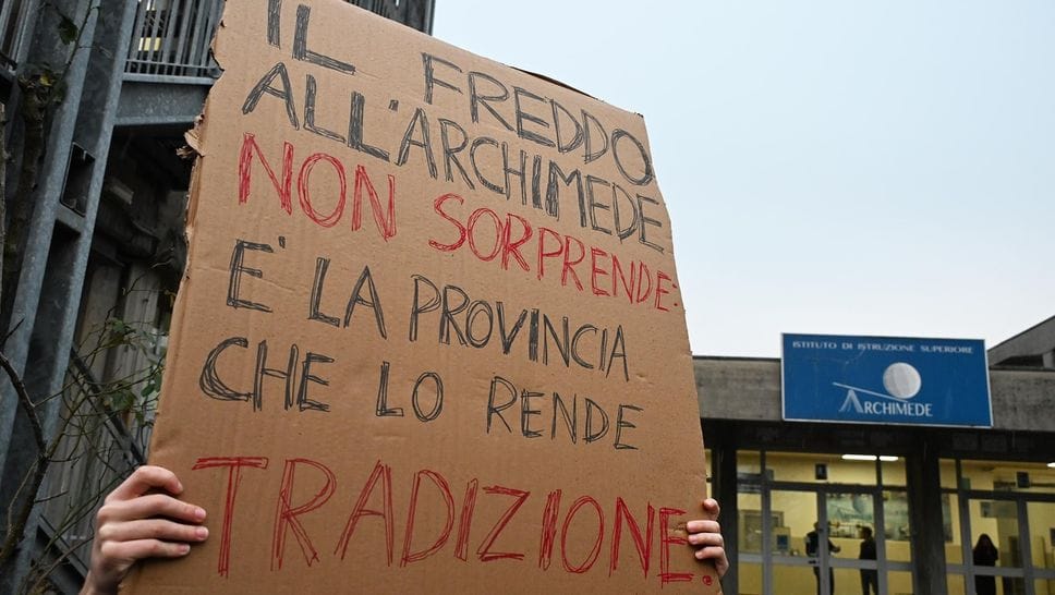 Lo sciopero degli studenti dell’Archimede di Treviglio, rimasti al freddo al rientro dalle vacanze natalizie