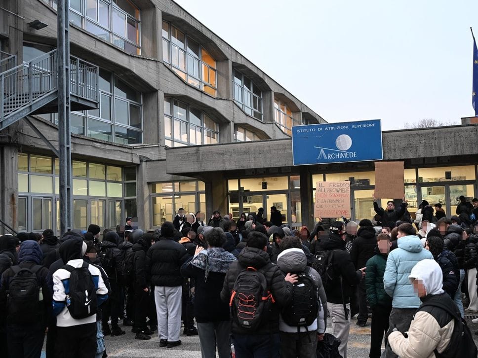 Un momento dello sciopero degli studenti dell’Archimede di Treviglio, rimasti al freddo al rientro dalle vacanze natalizie