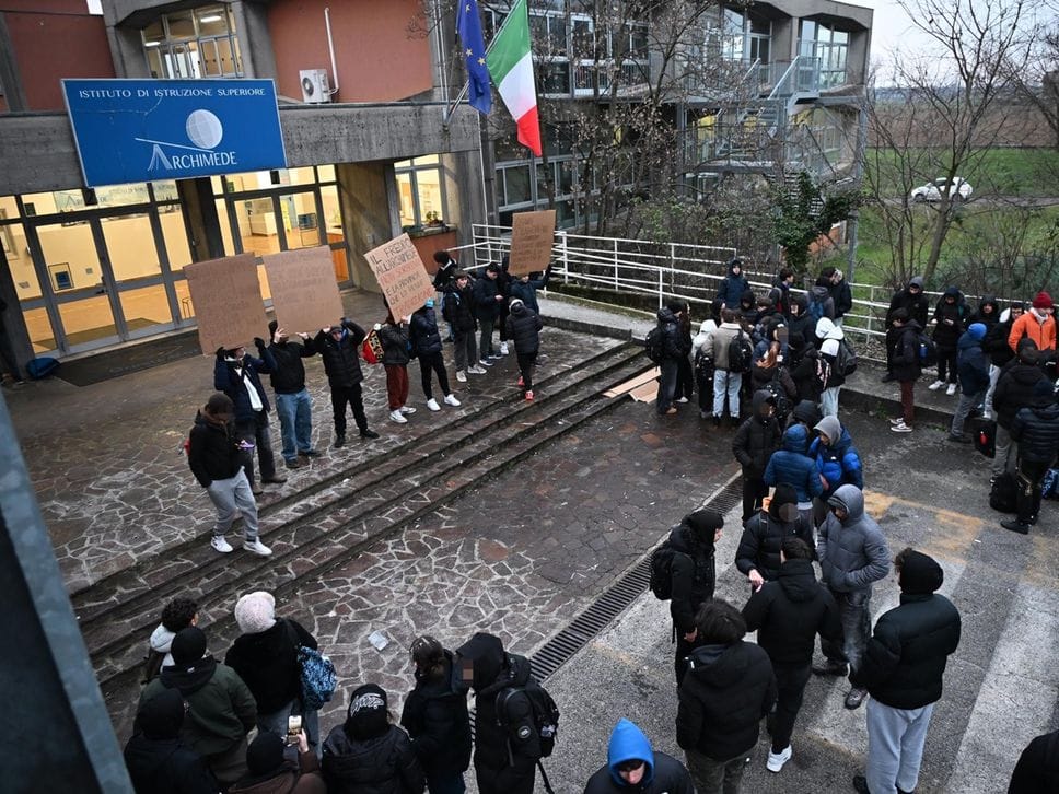 Un momento dello sciopero degli studenti dell’Archimede di Treviglio, rimasti al freddo al rientro dalle vacanze natalizie