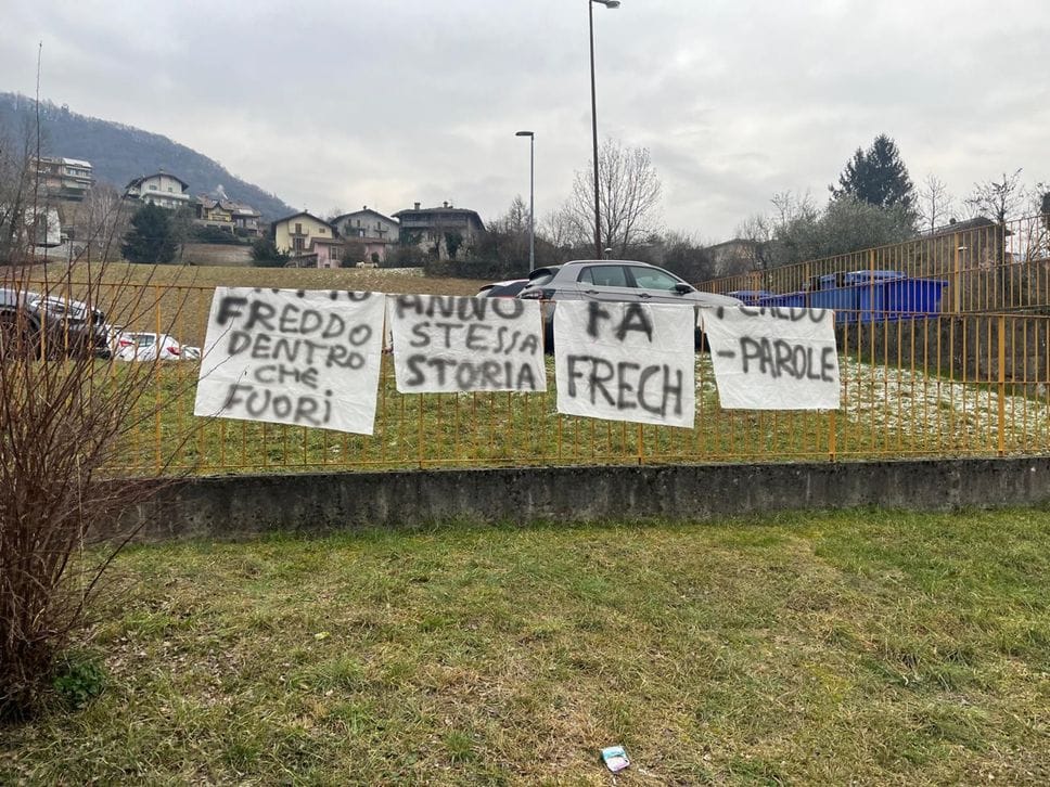 Le proteste degli studenti per il freddo nelle aule al Turoldo di Zogno, venerdì 9 gennaio