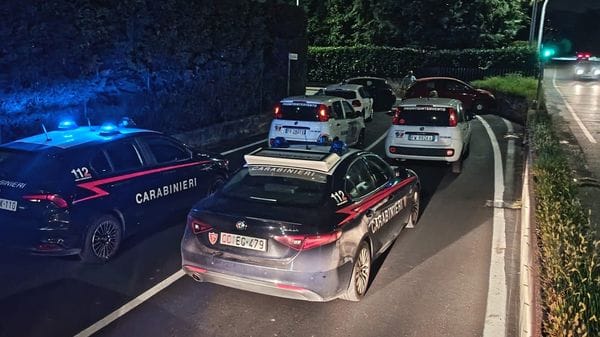 Barzana, bloccano le strade con auto di traverso e portano via il rame
