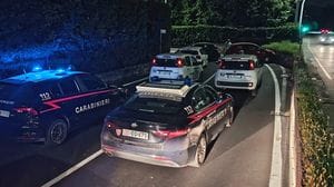 Barzana, bloccano le strade con auto di traverso e portano via il rame