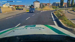 Fuga a velocità folle, ciclisti a rischio: fermato dopo tre chilometri a Romano- Il video