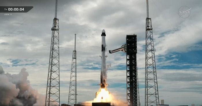 La Crew-13 in volo verso la Iss, sarà il viaggio più rapido per una navetta Usa
