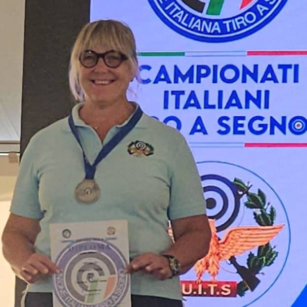 Laura Benatti non manca mai il bersaglio. In Polizia, nello sport e nella vita