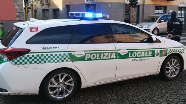 Seriate, cani colpiti con un bastone dai proprietari: sequestrati e affidati al canile