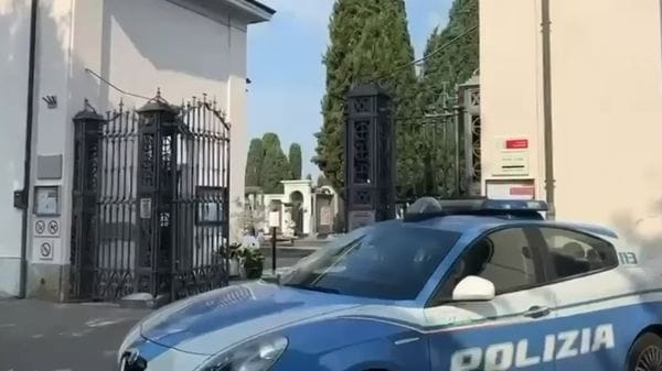 Danneggia tre volte la lapide dell’ex sindaco di Treviglio: denunciata ultranovantenne