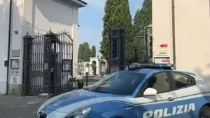 Danneggia tre volte la lapide dell’ex sindaco di Treviglio: denunciata ultranovantenne