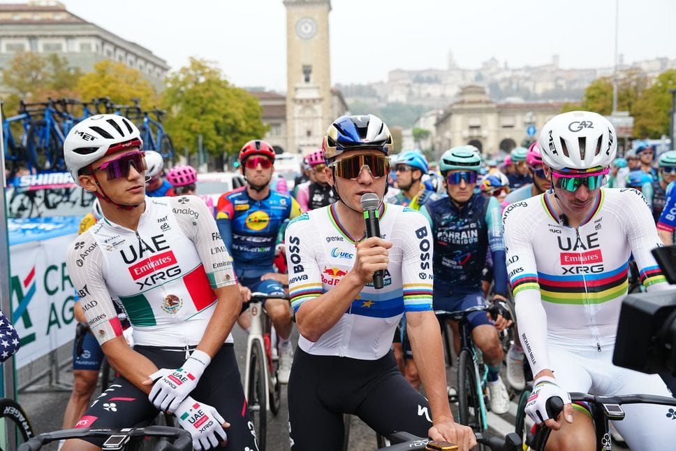 Giro di Lombardia: protesta dei ciclisti in partenza, poi la festa dei tifosi a Bergamo