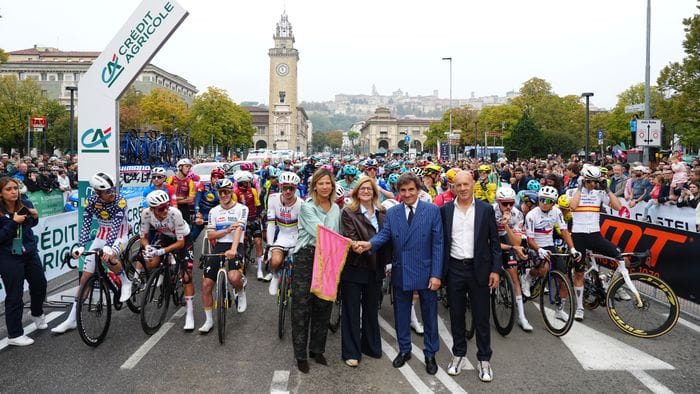 giro di lombardia protesta dei ciclisti in partenza poi la festa dei tifosi a bergamo da Ecodibergamo.it giro di lombardia protesta dei ciclisti in partenza poi la festa dei tifosi a bergamo