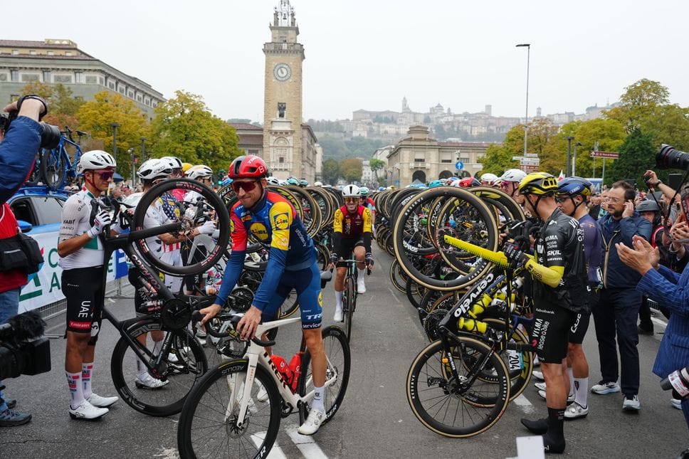 Giro di Lombardia: protesta dei ciclisti in partenza, poi la festa dei tifosi a Bergamo