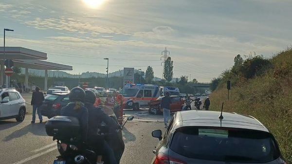 Albano, frontale tra due auto sulla Statale 42: cinque feriti, grave una donna di 87 anni