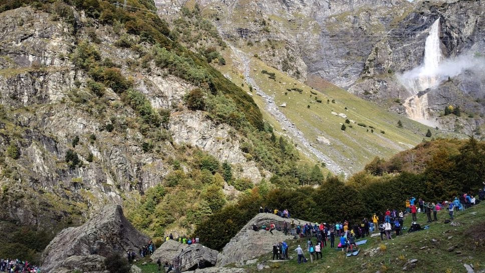 Cascate del Serio, duemila persone per l’ultima apertura della stagione - Il video