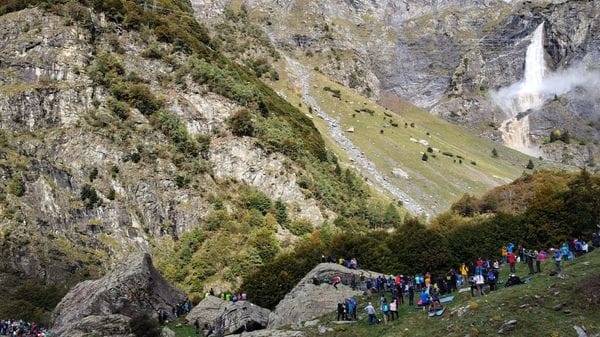 Cascate del Serio, duemila persone per l’ultima apertura della stagione - Il video