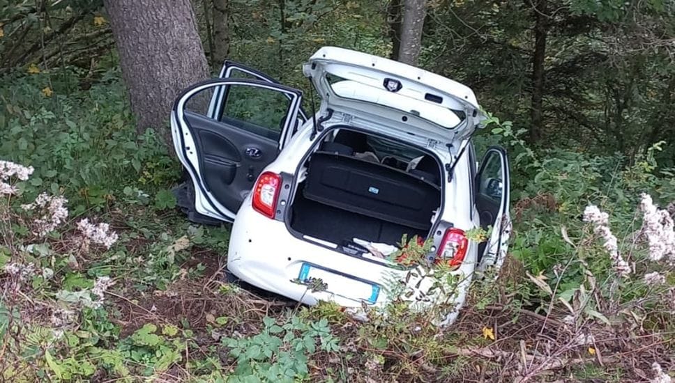 Castione della Presolana, auto precipita in una scarpata per 25 metri: quattro giovani feriti