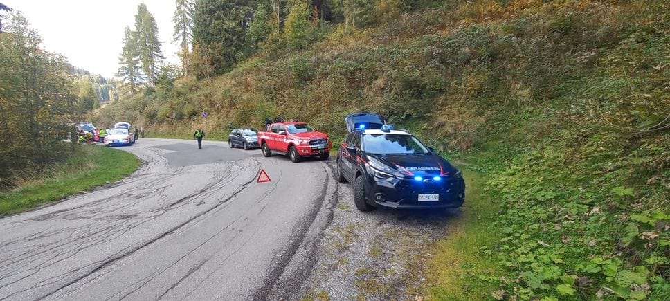 Castione della Presolana, auto precipita in una scarpata per 25 metri: quattro giovani feriti
