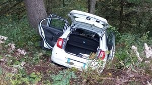 Castione della Presolana, auto precipita in una scarpata: quattro giovani feriti