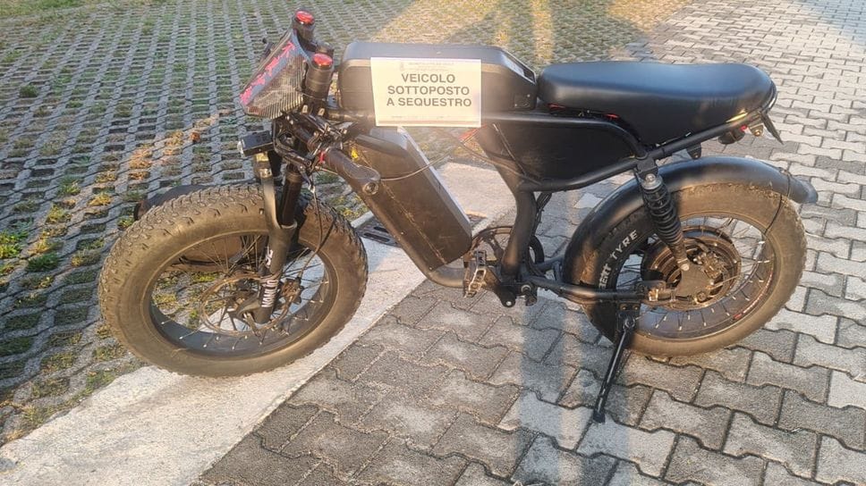 Romano, bici elettrica modificata in moto: multe per oltre 6mila euro