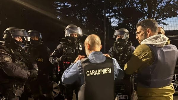 Scanzorosciate, uomo armato si barrica in casa. Dopo 7 ore convinto a desistere: ora è in ospedale
