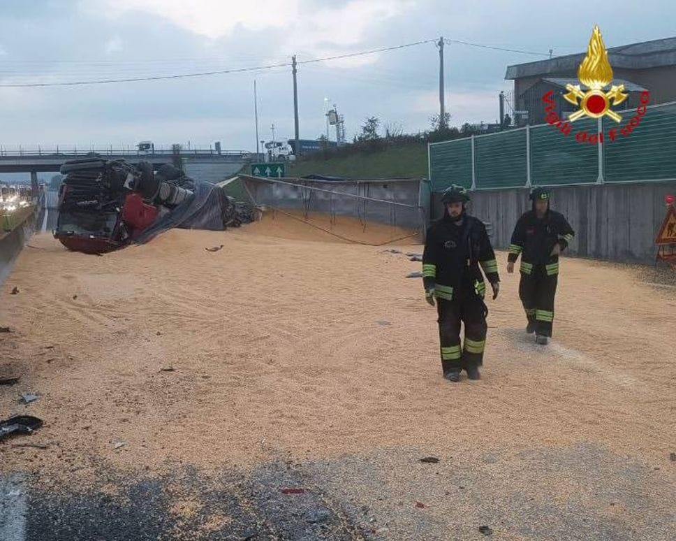 Autostrada, camion perde carico di mais: riaperte due corsie - Le foto
