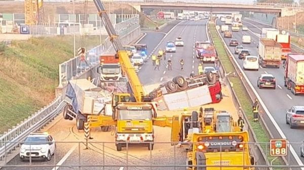 Autostrada, camion perde carico di mais: riaperte due corsie - Le foto