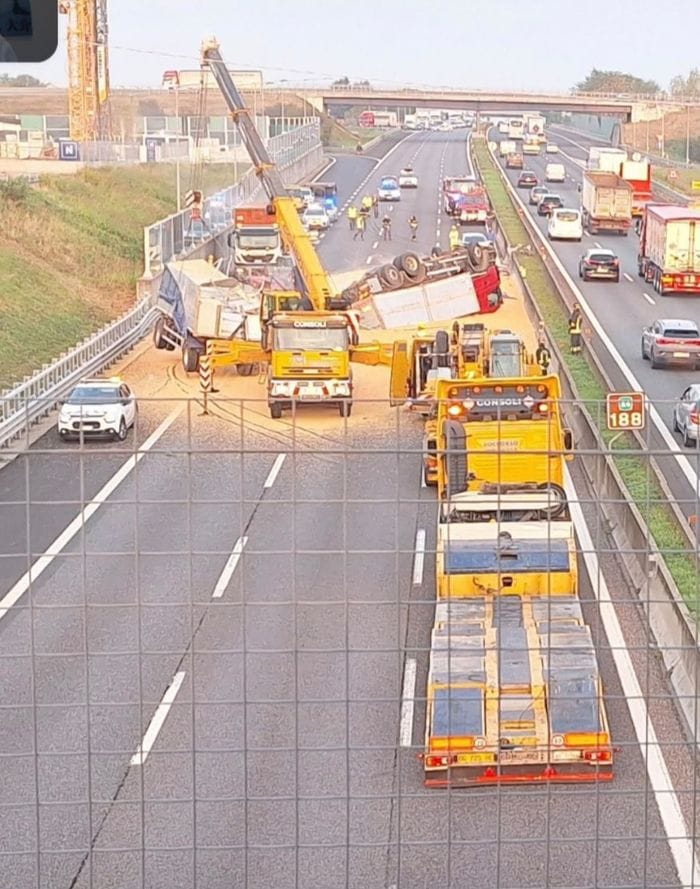 Autostrada, camion perde carico di mais: riaperte due corsie - Le foto