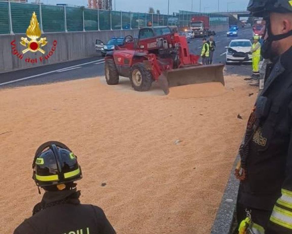 Autostrada, camion perde carico di mais: strada ancora chiusa tra Seriate e Palazzolo - I percorsi alternativi, le foto