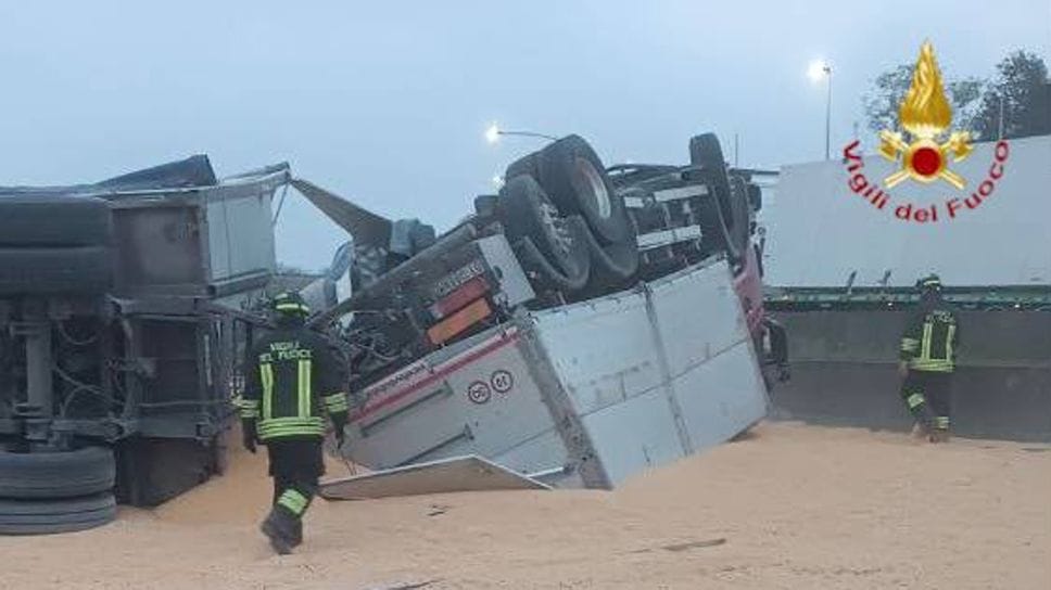 Autostrada, camion perde carico di mais: strada ancora chiusa tra Seriate e Palazzolo - I percorsi alternativi, le foto