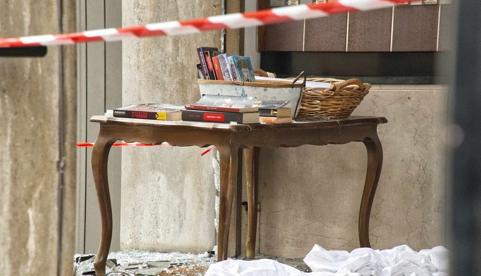 Esplosione in via Longo, tra cocci e detriti l’onda d’urto risparmia i libri