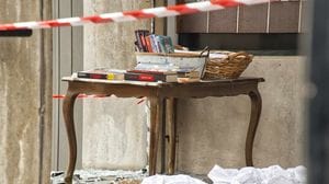 Esplosione in via Longo, tra cocci e detriti l’onda d’urto risparmia i libri