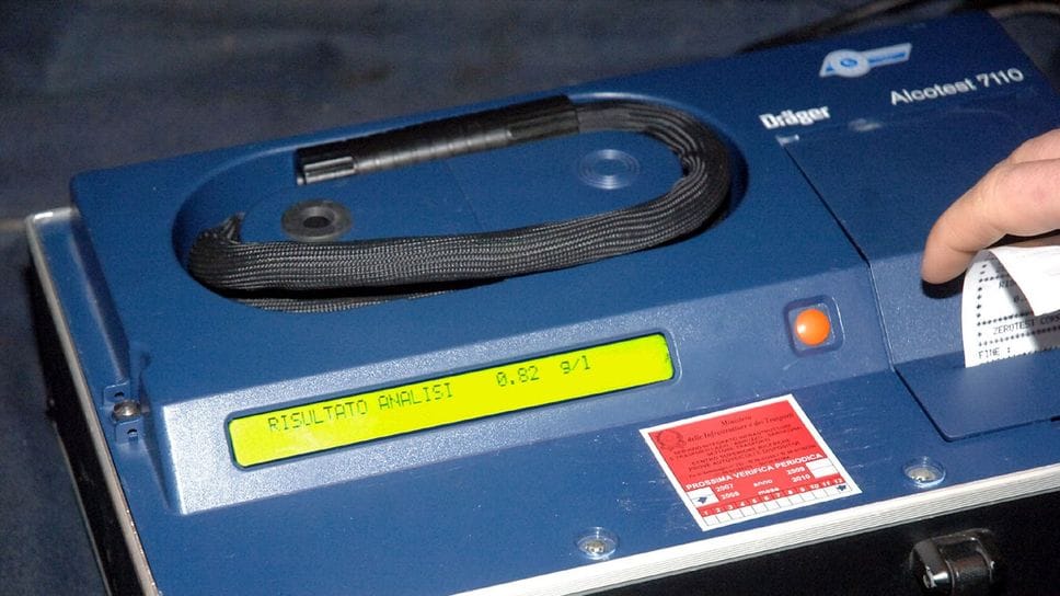Fermato in moto con la figlia di 9 anni: positivo all’alcoltest