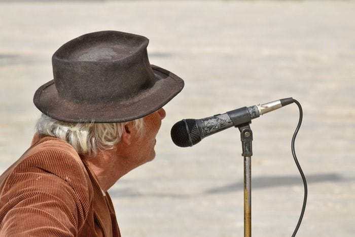 L'IA può capire dalla nostra voce quanto stiamo invecchiando 